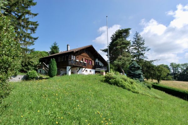 Terrain avec charmant chalet implanté sur un terrain constructible de 1913m2